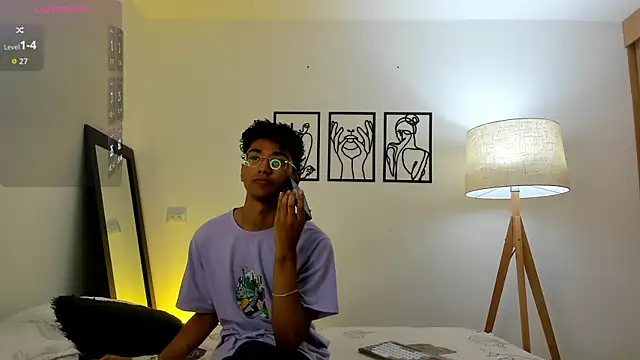 Snapshot of harrytwink18 chatting on 01/10/26, 06:03 harrytwink18 online show from 01/10/26, 06:03