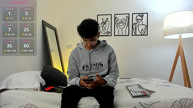 Snapshot of harrytwink18 chatting on 01/13/26, 01:48 harrytwink18 online show from 01/13/26, 01:48