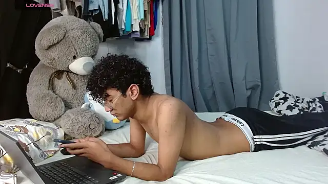 Snapshot of harrytwink18 chatting on 04/10/26, 11:45 harrytwink18 online show from 04/10/26, 11:45