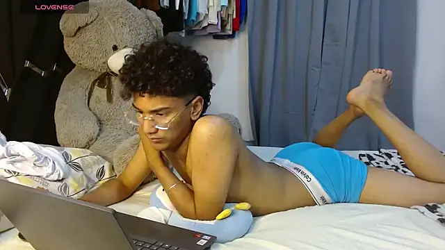 Snapshot of harrytwink18 chatting on 04/14/26, 06:57 harrytwink18 online show from 04/14/26, 06:57