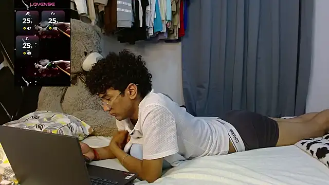 Snapshot of harrytwink18 chatting on 04/08/26, 02:35 harrytwink18 online show from 04/08/26, 02:35