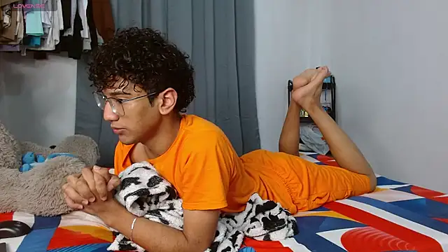 Snapshot of harrytwink18 chatting on 02/04/26, 04:40 harrytwink18 online show from 02/04/26, 04:40