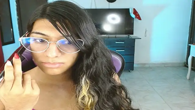 engielphoenis14 online show from 12/15/25, 09:42