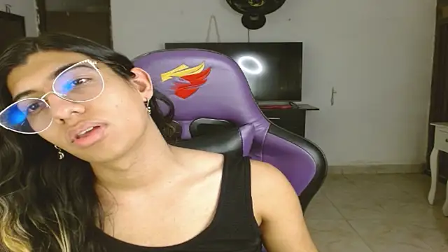 Snapshot of engielphoenis14 chatting on 12/21/25, 10:10 engielphoenis14 online show from 12/21/25, 10:10