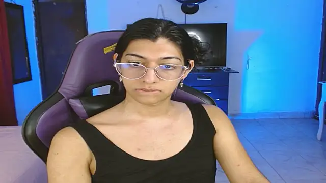 Snapshot of engielphoenis14 chatting on 01/16/26, 03:21 engielphoenis14 online show from 01/16/26, 03:21