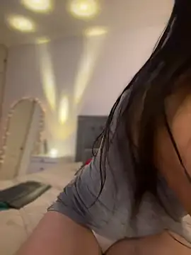 Snapshot of alessandra-a chatting on 12/21/25, 04:14 alessandra-a online show from 12/21/25, 04:14