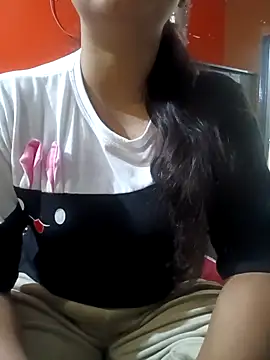 Snapshot of Alina_Khann chatting on 11/17/25, 08:18 Alina Khann online show from 11/17/25, 08:18