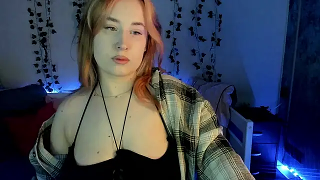 Snapshot of Emily_Gin chatting on 02/19/25, 02:33 Emily Gin online show from 02/19/25, 02:33