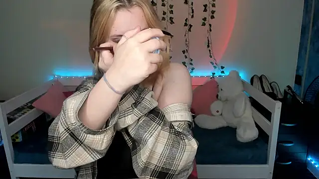 Snapshot of Emily_Gin chatting on 10/10/25, 02:45 Emily Gin online show from 10/10/25, 02:45