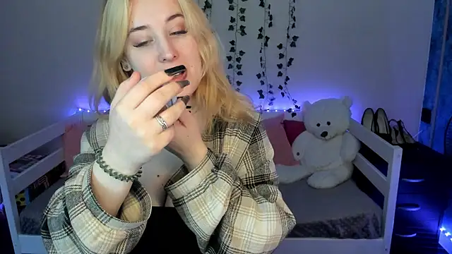 Snapshot of Emily_Gin chatting on 10/24/25, 02:43 Emily Gin online show from 10/24/25, 02:43