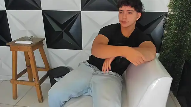 Snapshot of Dani_cumboy chatting on 11/27/25, 01:33 Dani cumboy online show from 11/27/25, 01:33