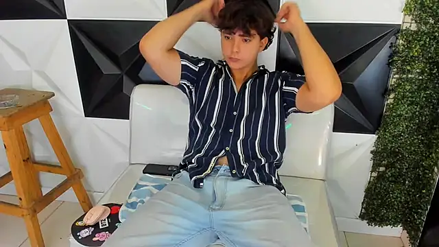 Snapshot of Dani_cumboy chatting on 11/12/25, 02:43 Dani cumboy online show from 11/12/25, 02:43