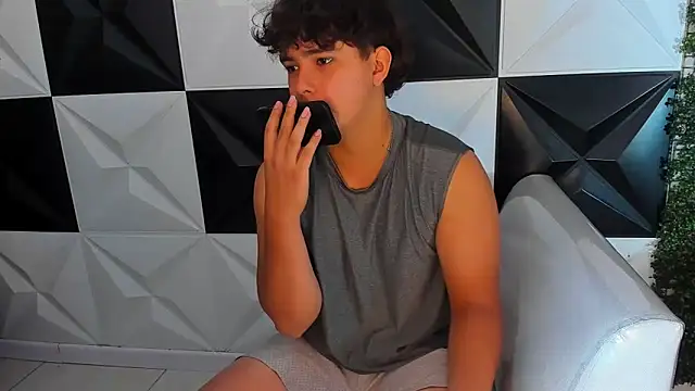 Snapshot of Dani_cumboy chatting on 10/19/25, 02:42 Dani cumboy online show from 10/19/25, 02:42