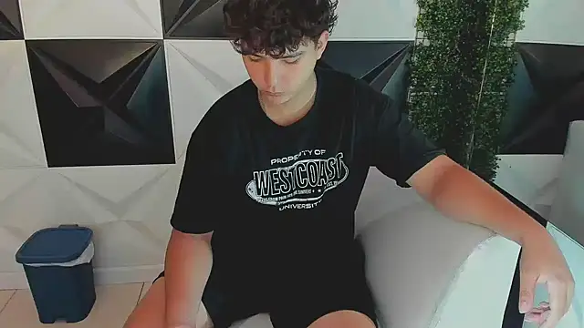 Snapshot of Dani_cumboy chatting on 10/11/25, 01:45 Dani cumboy online show from 10/11/25, 01:45