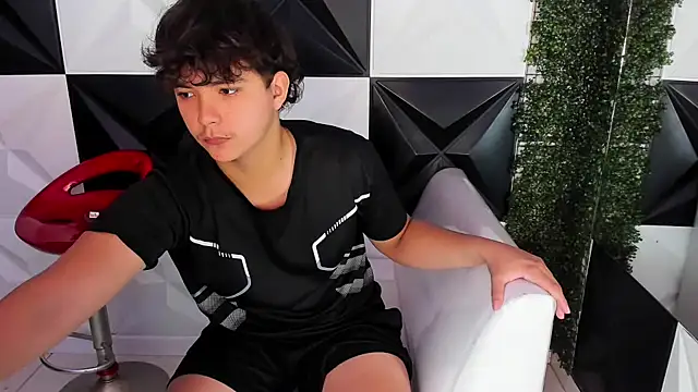 Snapshot of Dani_cumboy chatting on 10/30/25, 02:14 Dani cumboy online show from 10/30/25, 02:14