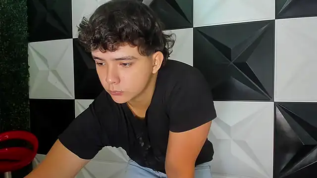 Snapshot of Dani_cumboy chatting on 11/30/25, 01:45 Dani cumboy online show from 11/30/25, 01:45