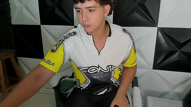 Snapshot of Dani_cumboy chatting on 12/01/25, 02:18 Dani cumboy online show from 12/01/25, 02:18