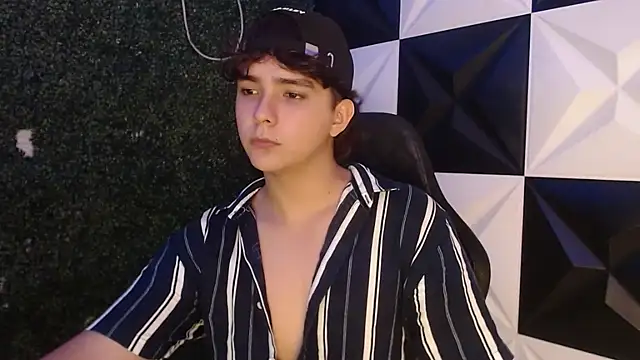 Snapshot of Dani_cumboy chatting on 02/24/25, 01:46 Dani cumboy online show from 02/24/25, 01:46