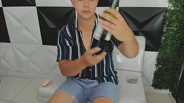 Snapshot of Dani_cumboy chatting on 10/10/25, 02:07 Dani cumboy online show from 10/10/25, 02:07