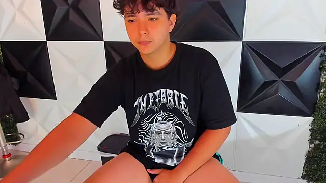 Snapshot of Dani_cumboy chatting on 10/23/25, 03:32 Dani cumboy online show from 10/23/25, 03:32