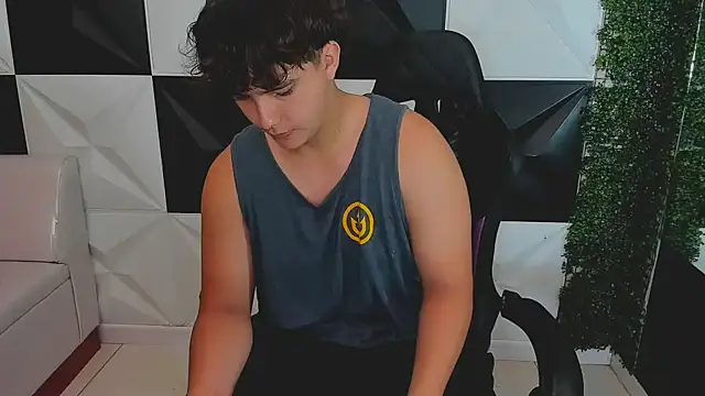 Snapshot of Dani_cumboy chatting on 10/04/25, 02:07 Dani cumboy online show from 10/04/25, 02:07