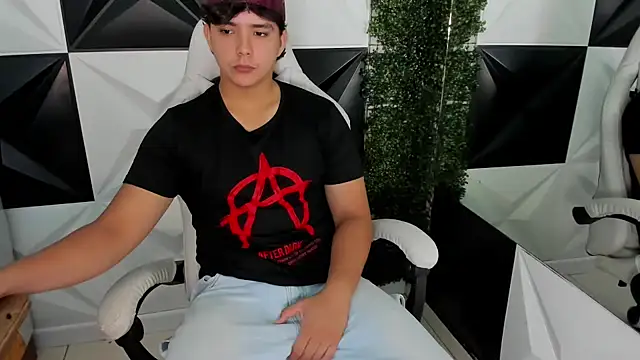 Snapshot of Dani_cumboy chatting on 11/17/25, 03:27 Dani cumboy online show from 11/17/25, 03:27