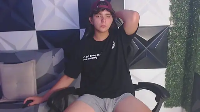 Snapshot of Dani_cumboy chatting on 03/20/25, 05:46 Dani cumboy online show from 03/20/25, 05:46