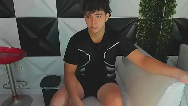 Snapshot of Dani_cumboy chatting on 10/14/25, 02:28 Dani cumboy online show from 10/14/25, 02:28