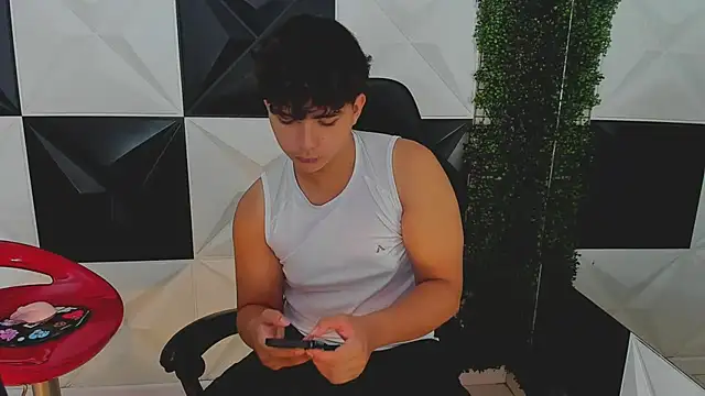 Snapshot of Dani_cumboy chatting on 10/01/25, 01:04 Dani cumboy online show from 10/01/25, 01:04