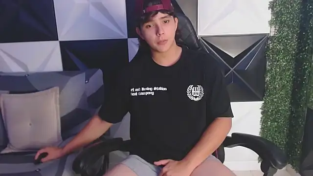 Snapshot of Dani_cumboy chatting on 03/20/25, 02:40 Dani cumboy online show from 03/20/25, 02:40