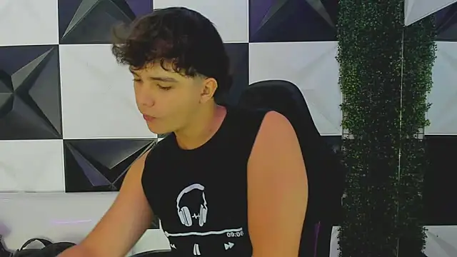 Snapshot of Dani_cumboy chatting on 09/19/25, 12:53 Dani cumboy online show from 09/19/25, 12:53