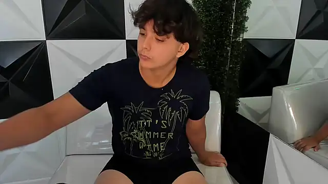 Snapshot of Dani_cumboy chatting on 11/21/25, 01:32 Dani cumboy online show from 11/21/25, 01:32