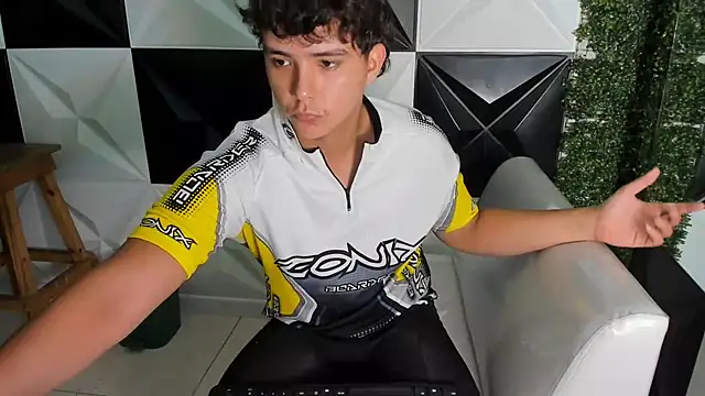 Snapshot of Dani_cumboy chatting on 12/17/25, 02:33 Dani cumboy online show from 12/17/25, 02:33