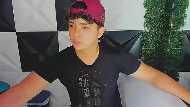 Snapshot of Dani_cumboy chatting on 10/17/25, 02:19 Dani cumboy online show from 10/17/25, 02:19