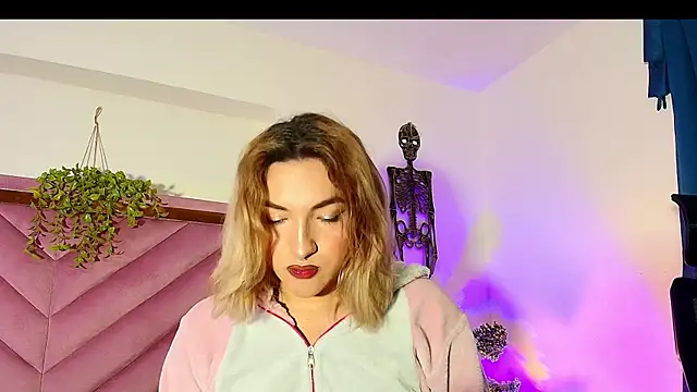 Snapshot of TomLondon_ chatting on 10/14/25, 11:22 TomLondon online show from 10/14/25, 11:22