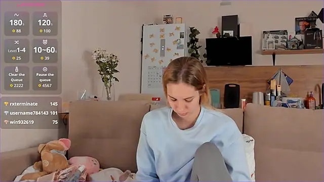 Girl alone home online show from 11/02/25, 05:07