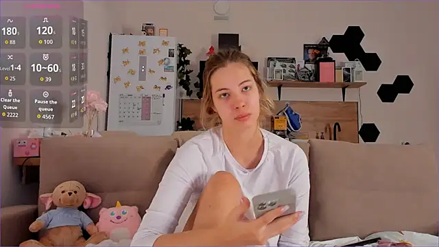 Girl alone home online show from 11/07/25, 04:39