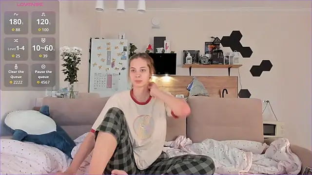 Girl alone home online show from 10/04/25, 03:52