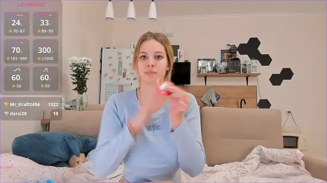 Girl alone home online show from 10/03/25, 03:46