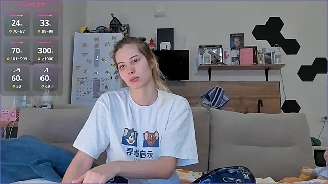 Girl alone home online show from 12/19/25, 03:03