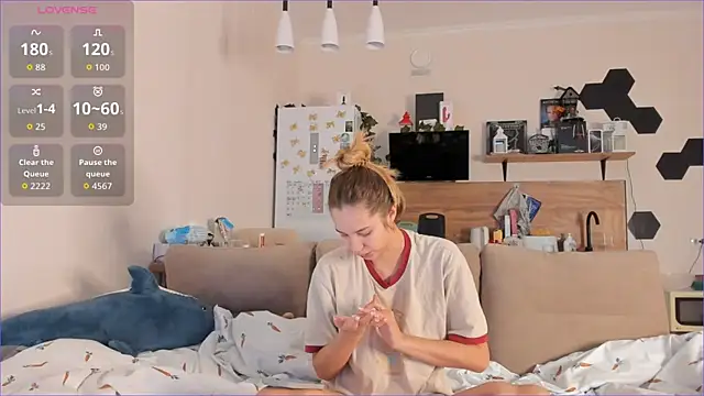 Girl alone home online show from 09/26/25, 03:35