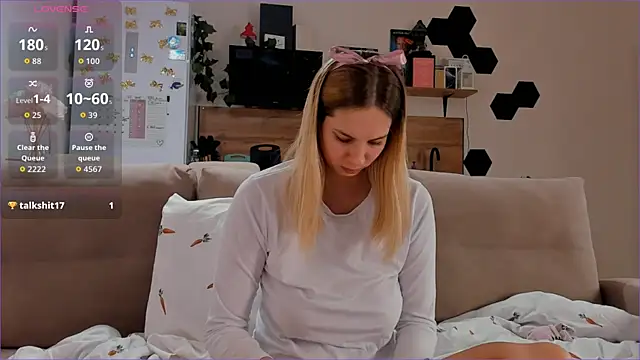 Girl alone home online show from 11/06/25, 04:00