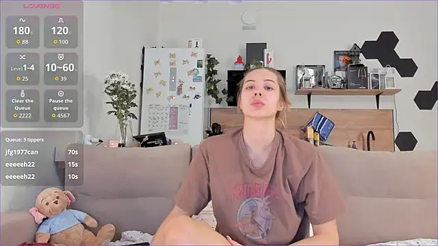 Girl alone home online show from 10/25/25, 04:11