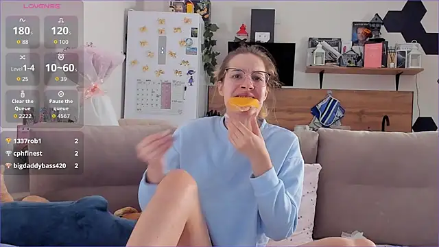 Girl alone home online show from 12/05/25, 04:55