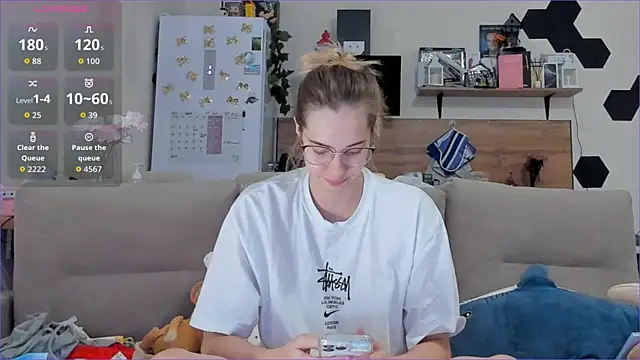 Girl alone home online show from 12/01/25, 03:18