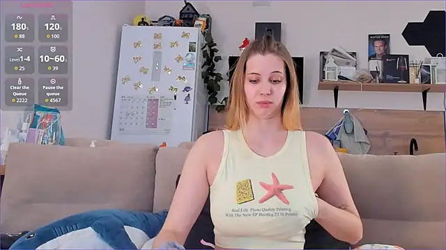 Snapshot of Girl_alone_home chatting on 04/25/26, 01:41 Girl alone home online show from 04/25/26, 01:41