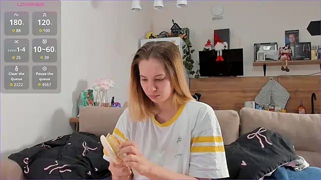 Girl alone home online show from 02/12/26, 03:39