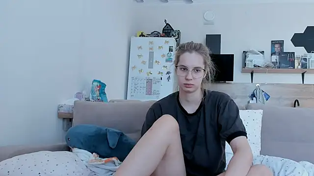 Snapshot of Girl_alone_home chatting on 05/18/26, 02:33 Girl alone home online show from 05/18/26, 02:33