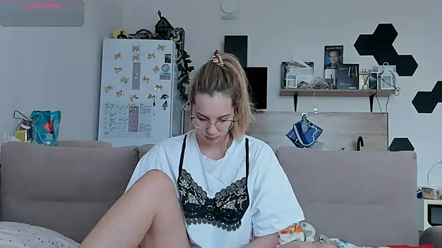 Snapshot of Girl_alone_home chatting on 05/28/26, 03:47 Girl alone home online show from 05/28/26, 03:47