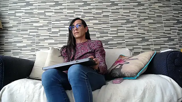 VioletaGomezCo online show from 11/18/25, 08:56